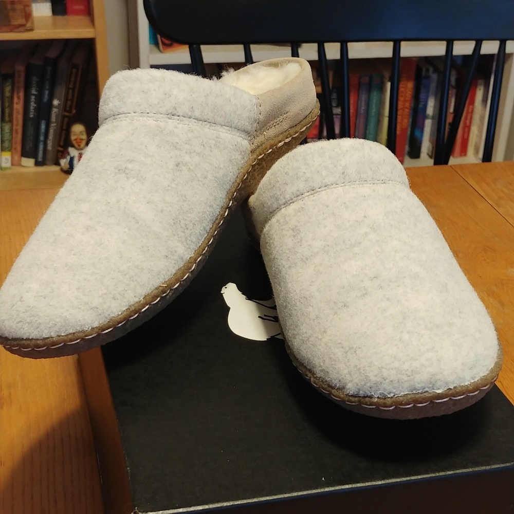 Sorel Nakiska Scuffs size 8